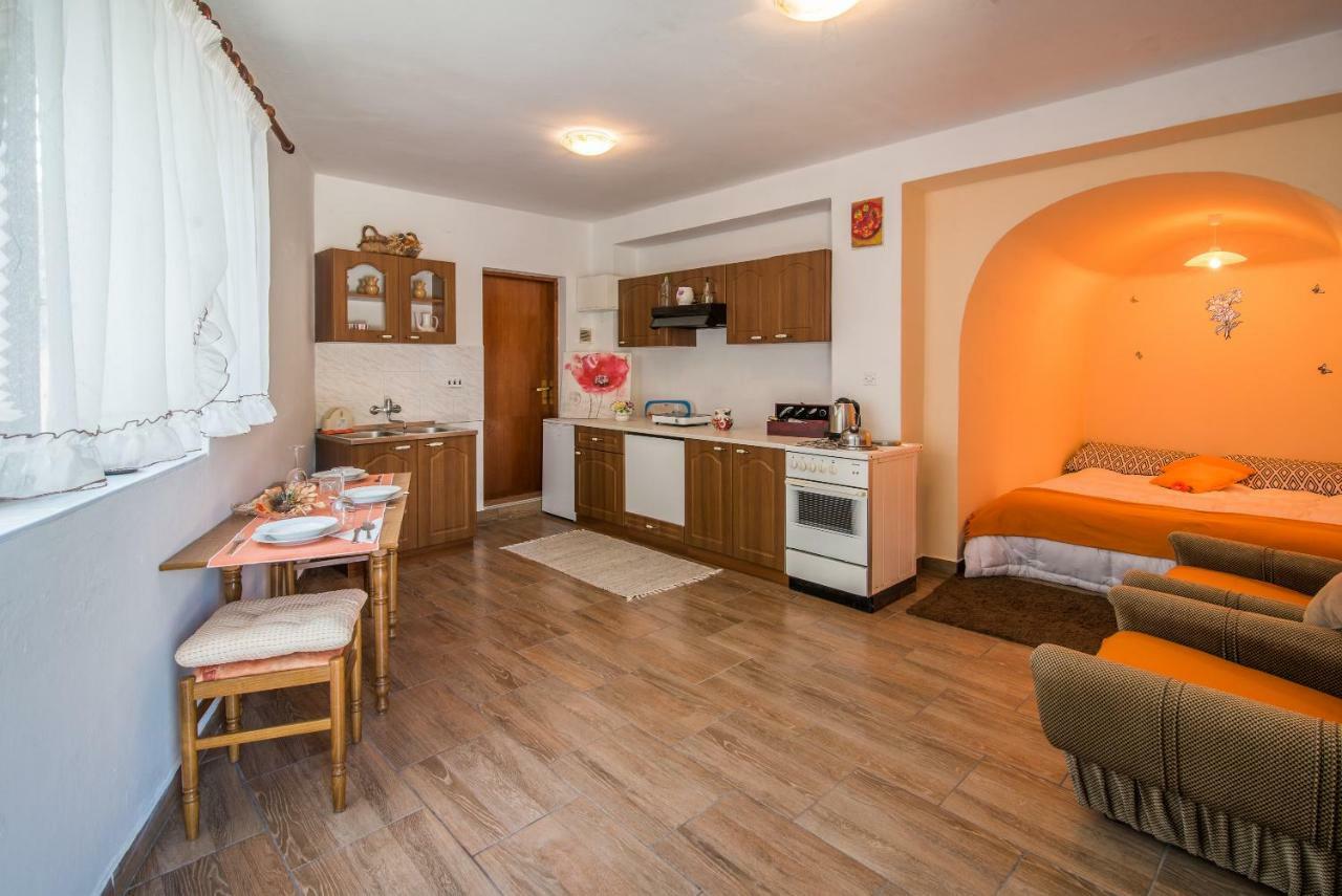 Apartmani Marija Malinska Eksteriør billede